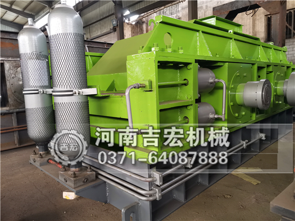 花崗巖制沙設(shè)備為什么要選用液壓雙輥破碎機(jī)！