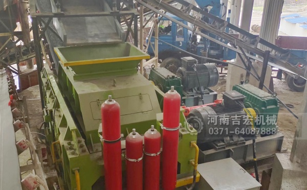破碎輝綠巖總走彎路？對(duì)輥機(jī)用實(shí)力告訴你：選對(duì)設(shè)備多重要！